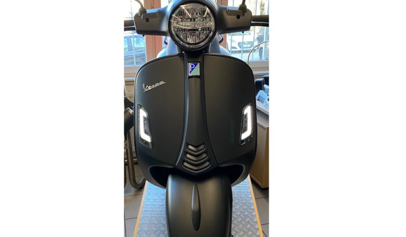Vespa GTS SuperTech 300 hpe ABS/ASR ‘Black Forest Limited Edition’ full